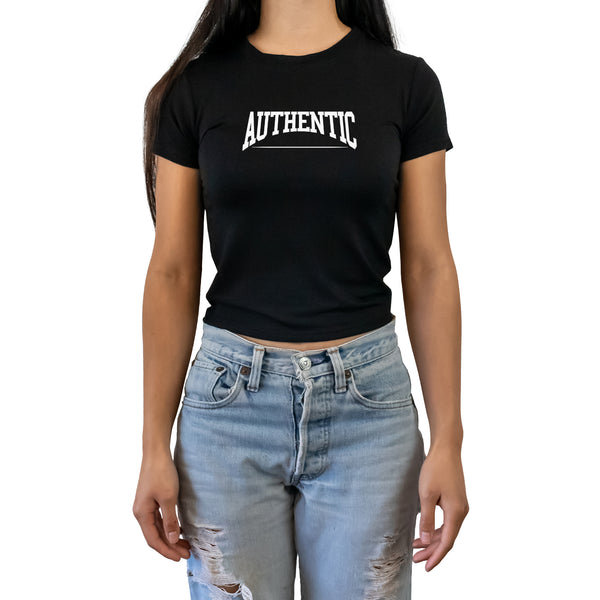 AUTHENTIC WOMEN'S LOGO CROPPED TEE