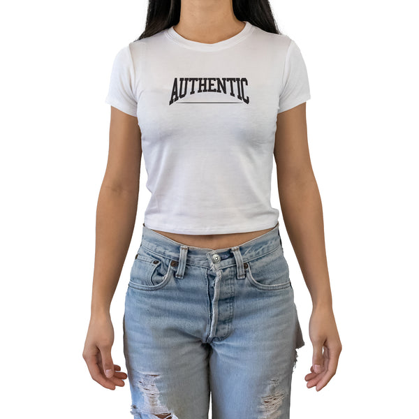 AUTHENTIC WOMEN'S LOGO CROPPED TEE
